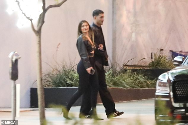 kylie jenner khoac tay "trai la" di tiec tung luc nua dem hinh 2