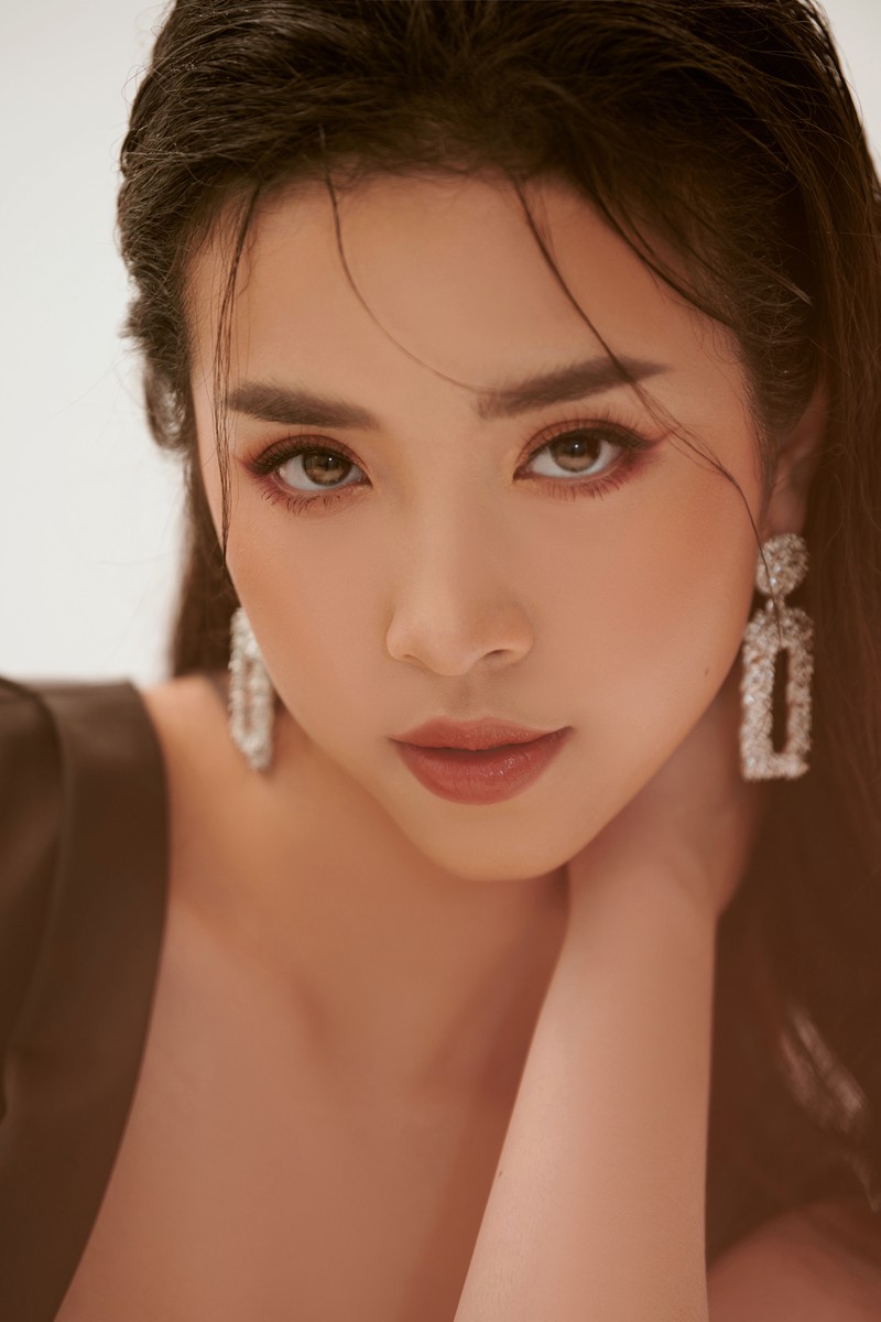 a hau thuy an tung bo anh goi cam mung sinh nhat tuoi 23 hinh 7