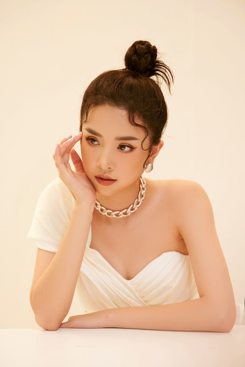 a hau thuy an tung bo anh goi cam mung sinh nhat tuoi 23 hinh 9