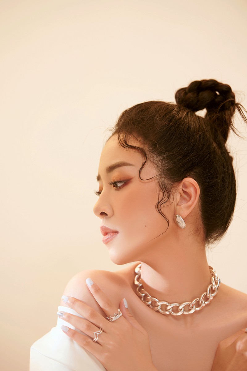 a hau thuy an tung bo anh goi cam mung sinh nhat tuoi 23 hinh 11
