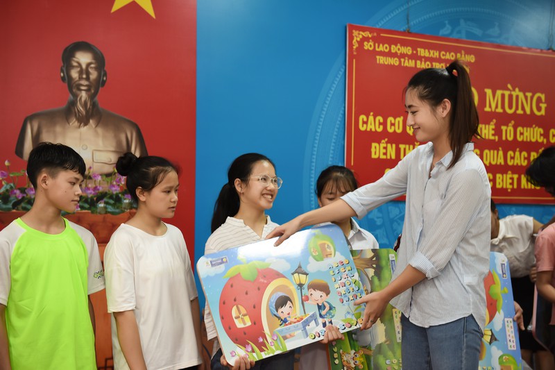 hoa hau luong thuy linh khanh thanh con duong hon 2 ty tai lung liu hinh 3
