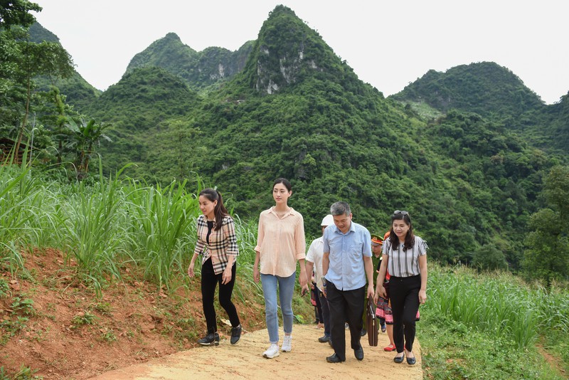 hoa hau luong thuy linh khanh thanh con duong hon 2 ty tai lung liu hinh 1