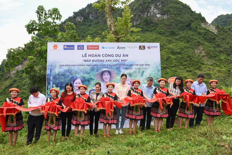 hoa hau luong thuy linh khanh thanh con duong hon 2 ty tai lung liu hinh 2
