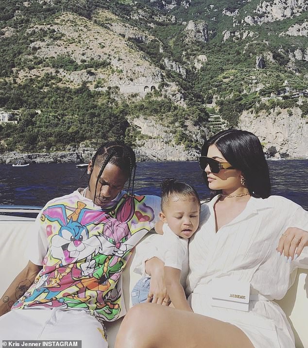 ty phu kylie jenner mac do dong dieu di choi cung tinh cu luc nua dem hinh 2