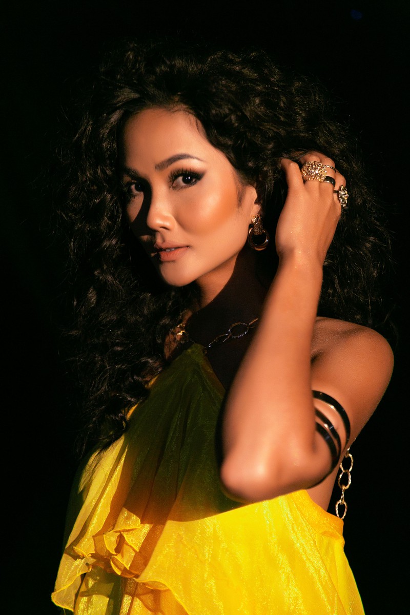 hoa hau h’hen nie cuc chat voi vu dieu tropical trong bo anh moi  hinh 3