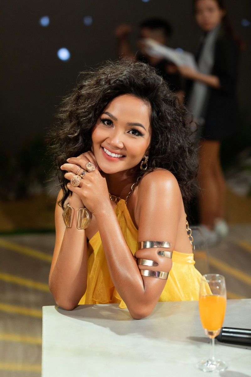 hoa hau h’hen nie cuc chat voi vu dieu tropical trong bo anh moi  hinh 11