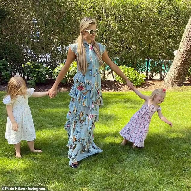 paris hilton dien dam xep tang nu tinh doan tu cung em gai va cac chau hinh 3