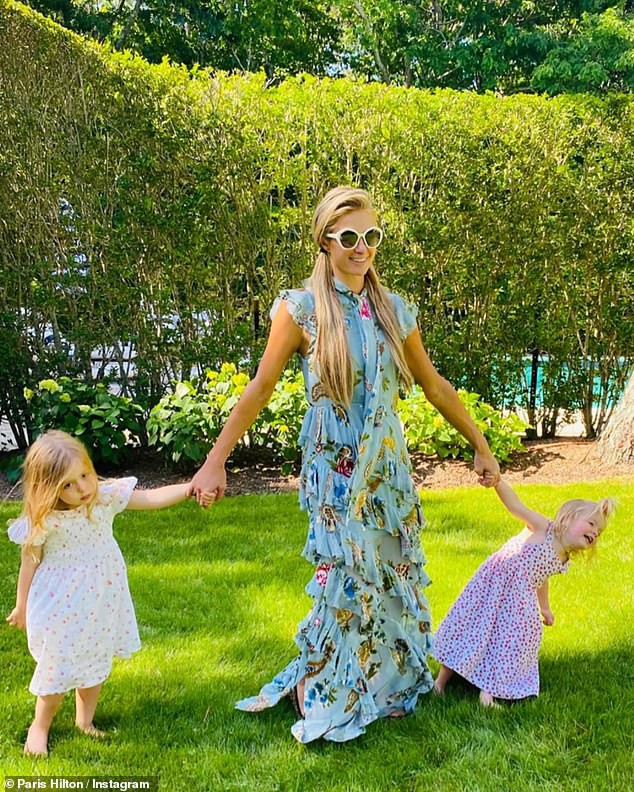 paris hilton dien dam xep tang nu tinh doan tu cung em gai va cac chau hinh 4
