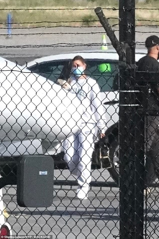 vo justin bieber mot minh ra pho o my sau ky nghi duong cung ban than hinh 2