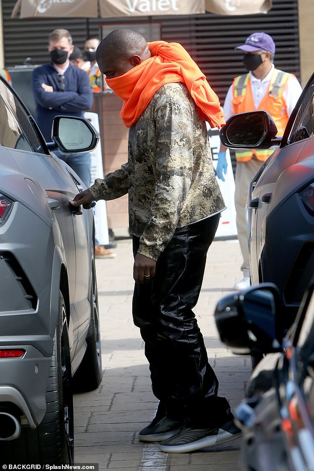 kim kardashian nhuom toc do, mac do goi cam di an trua cung chong hinh 4