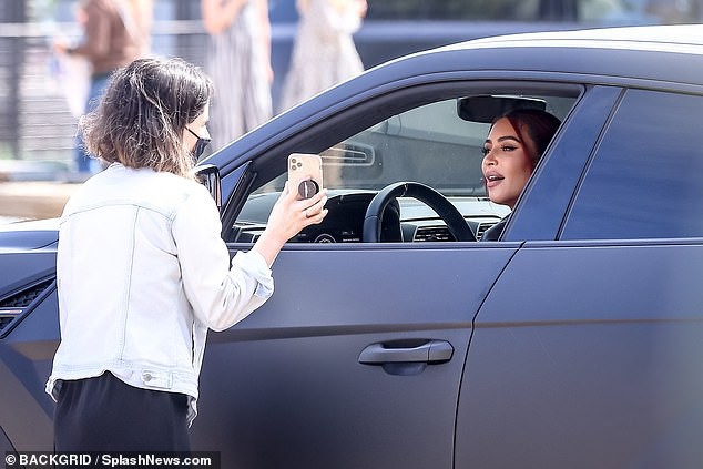 kim kardashian nhuom toc do, mac do goi cam di an trua cung chong hinh 6