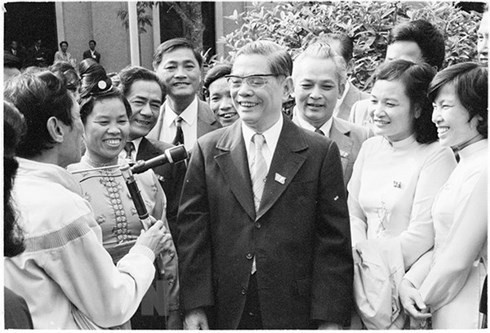tong bi thu nguyen van linh: "hay tra ve cho san xuat su van hanh dung quy luat" hinh 1