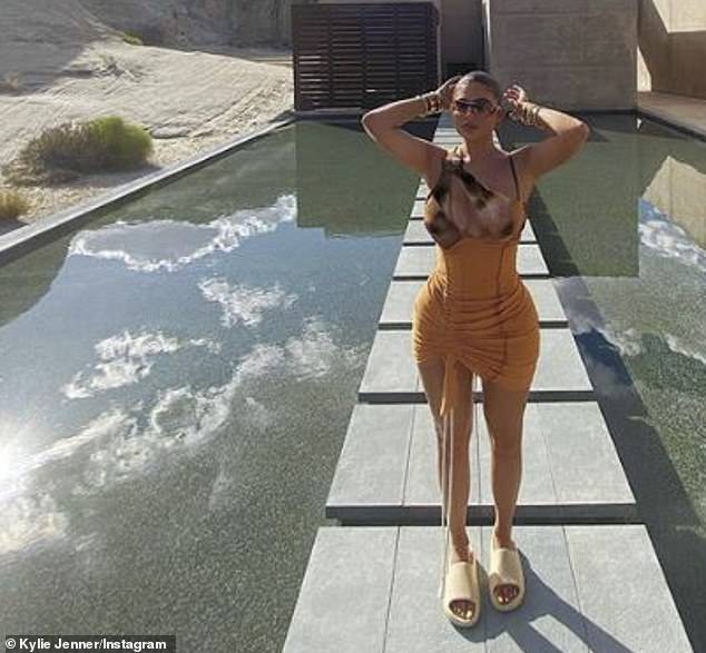 kylie jenner khoe dang "boc lua" trong ky nghi o sa mac  hinh 4