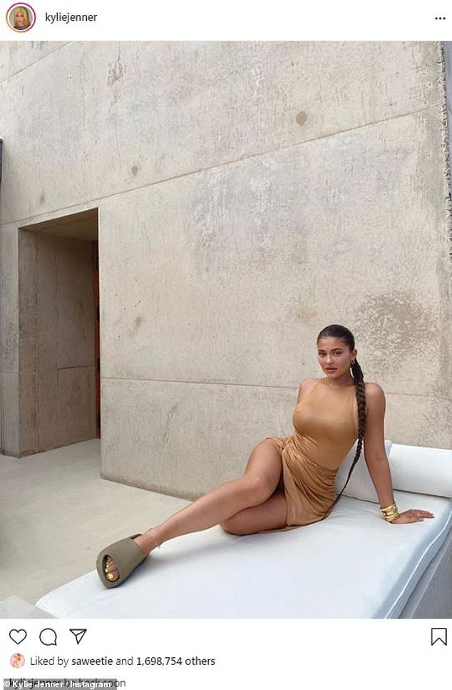 kylie jenner khoe dang "boc lua" trong ky nghi o sa mac  hinh 6