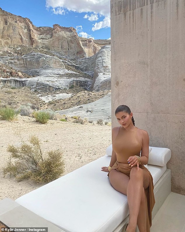 kylie jenner khoe dang "boc lua" trong ky nghi o sa mac  hinh 7