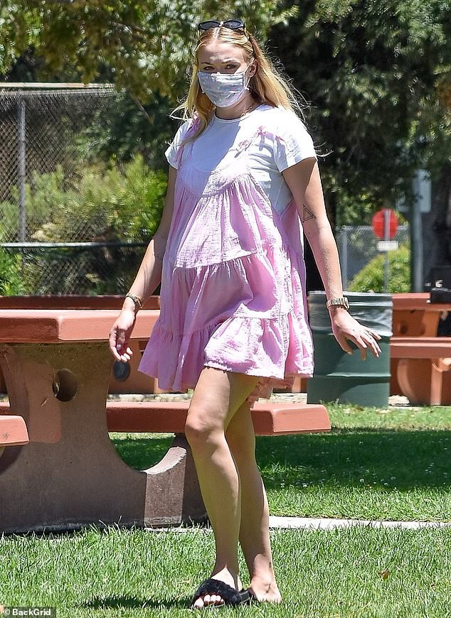sophie turner mac dam babydoll, om bung bau di da ngoai cung chong hinh 1