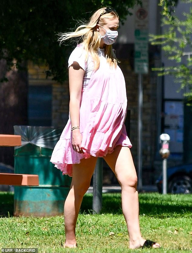 sophie turner mac dam babydoll, om bung bau di da ngoai cung chong hinh 5