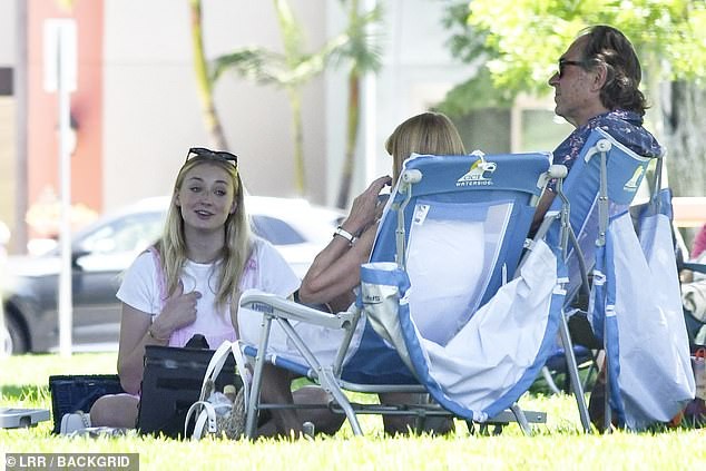 sophie turner mac dam babydoll, om bung bau di da ngoai cung chong hinh 9