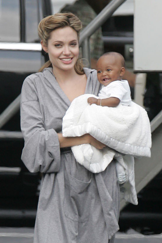 angelina jolie khen con gai nuoi la "mot co gai chau phi phi thuong" hinh 2