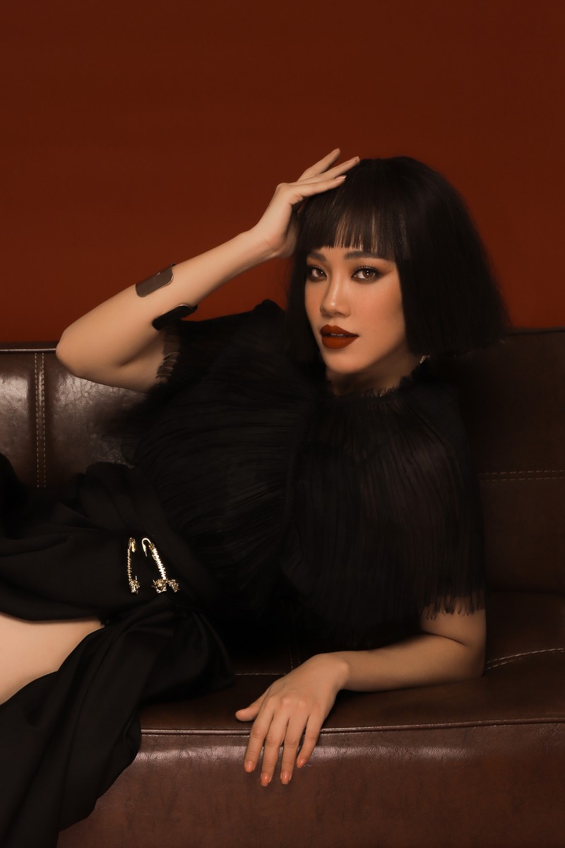 a hau kim duyen bat ngo "xuong toc" trong bo anh moi hinh 11