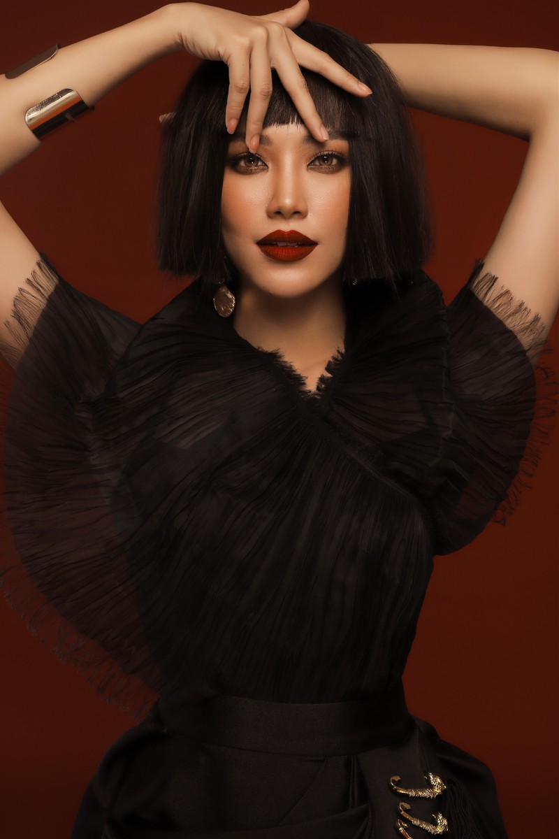 a hau kim duyen bat ngo "xuong toc" trong bo anh moi hinh 8