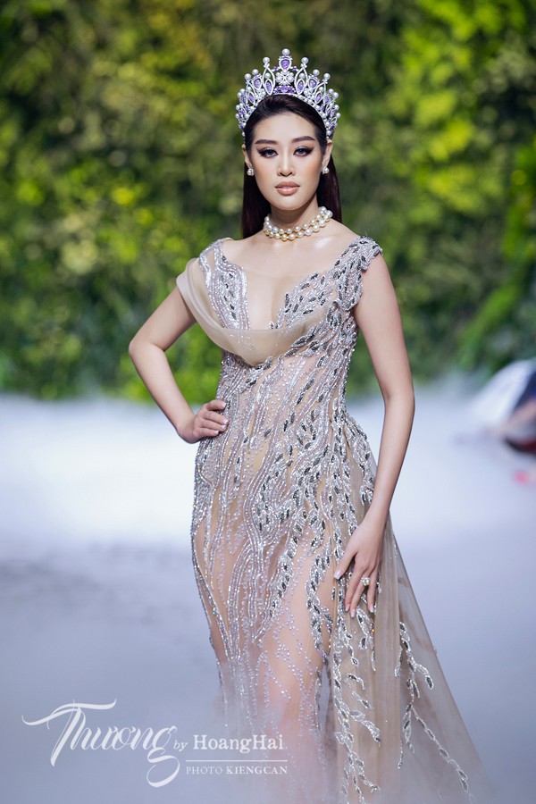 chuyen showbiz: khanh thi dien bikini ton dang "cuc pham" hinh 2