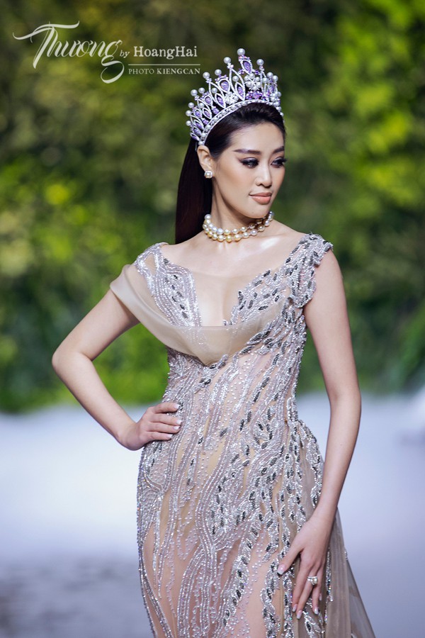 hoa hau khanh van dien vay duoc dau gia 10.000 usd lam tu thien hinh 3