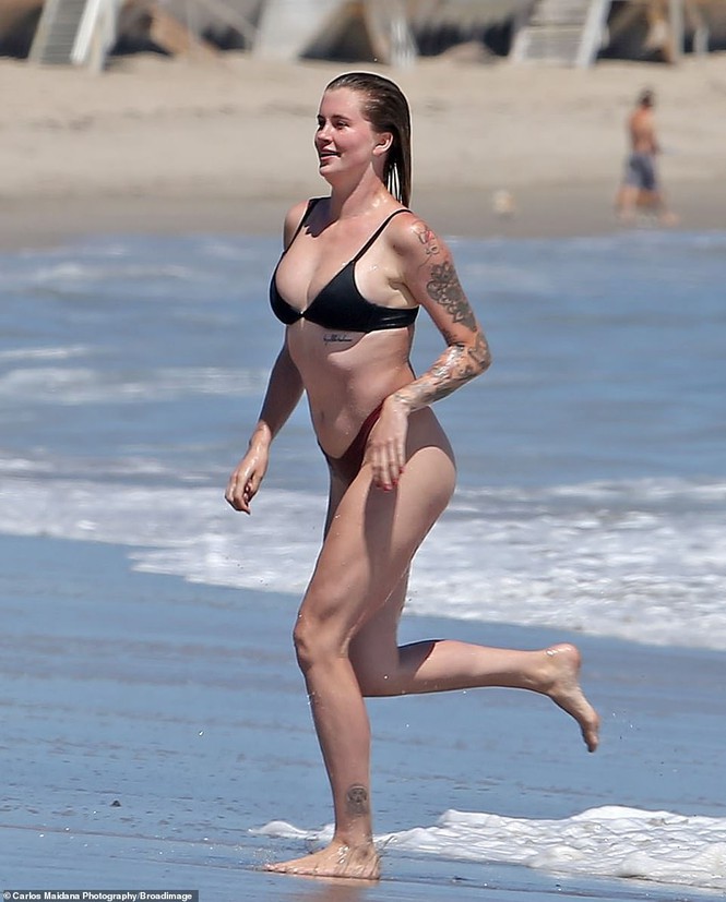 con gai tai tu alec baldwin goi cam voi bikini nho xiu hinh 1