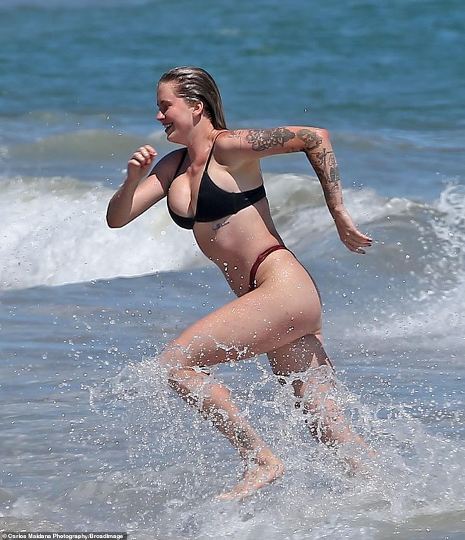 con gai tai tu alec baldwin goi cam voi bikini nho xiu hinh 2