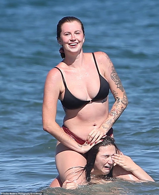con gai tai tu alec baldwin goi cam voi bikini nho xiu hinh 4