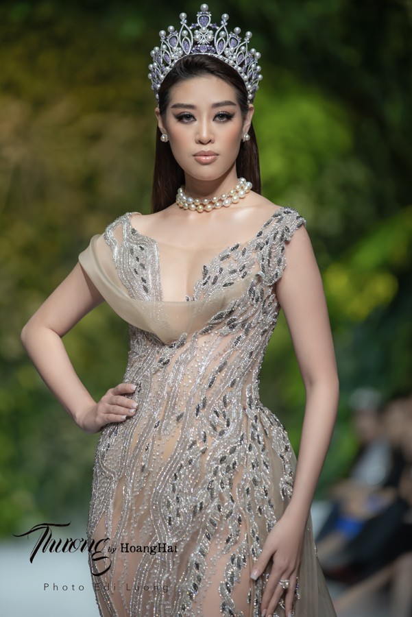hoa hau khanh van dien vay duoc dau gia 10.000 usd lam tu thien hinh 16