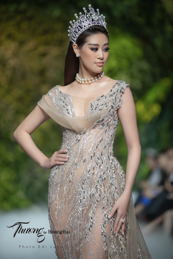 hoa hau khanh van dien vay duoc dau gia 10.000 usd lam tu thien hinh 17