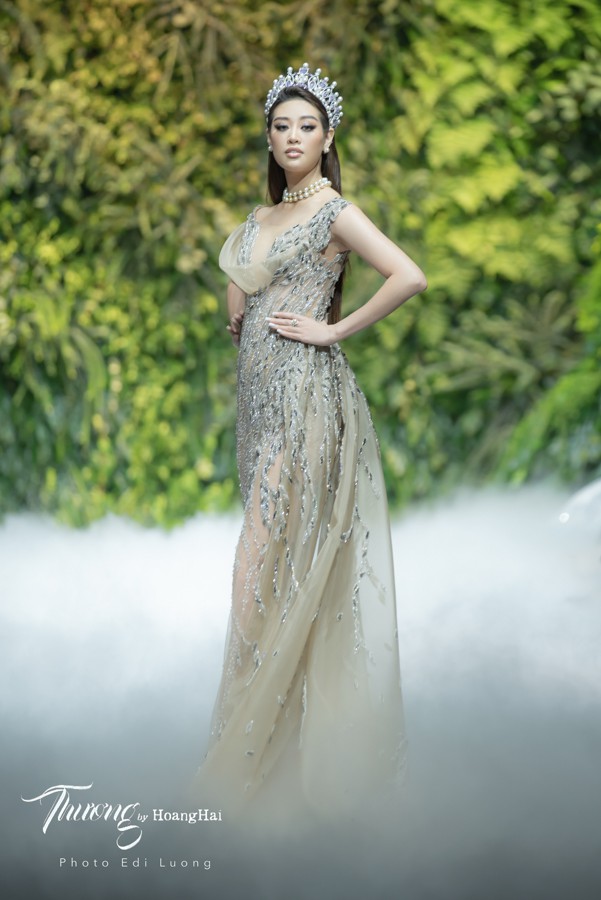 hoa hau khanh van dien vay duoc dau gia 10.000 usd lam tu thien hinh 19