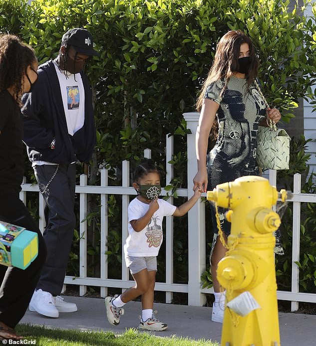 kylie jenner mac dam bo sat, vui ve di nghi duong cung tinh cu travis scott hinh 1
