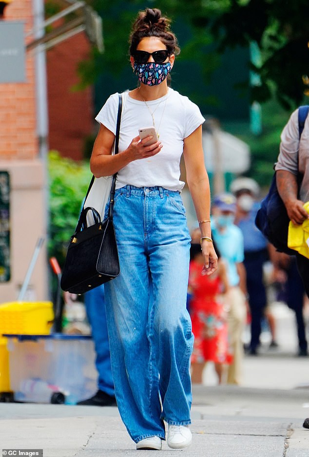 katie holmes deo khau trang, mot minh ra pho di dao o new york hinh 2