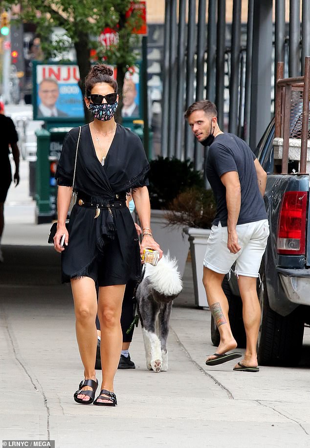 katie holmes deo khau trang, mot minh ra pho di dao o new york hinh 4