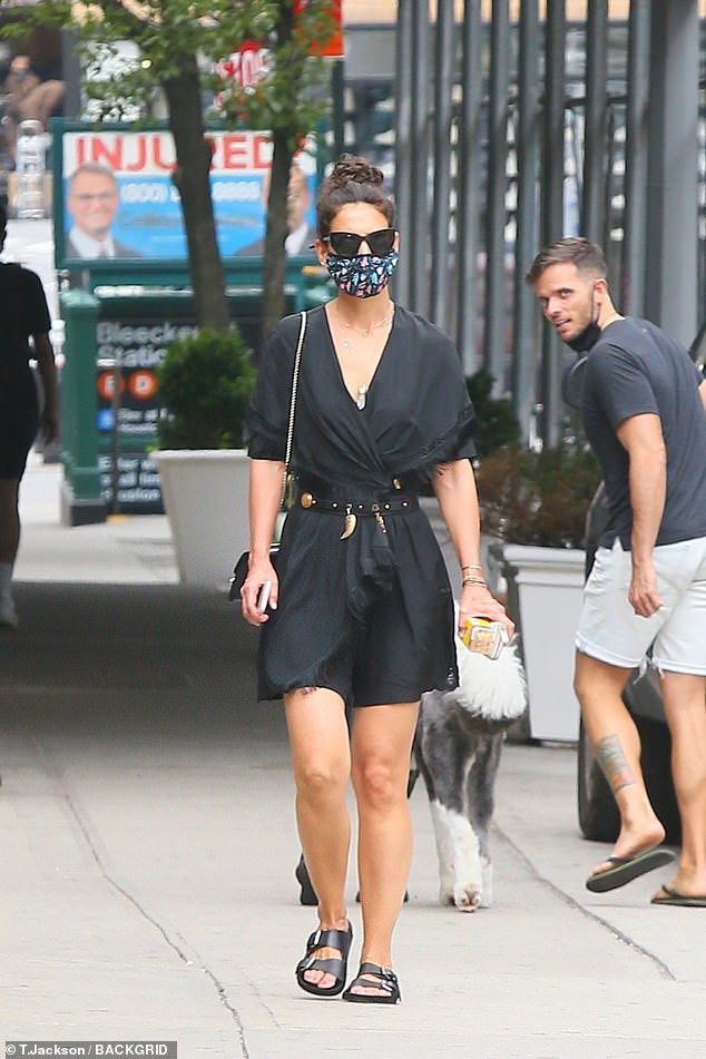 katie holmes deo khau trang, mot minh ra pho di dao o new york hinh 5