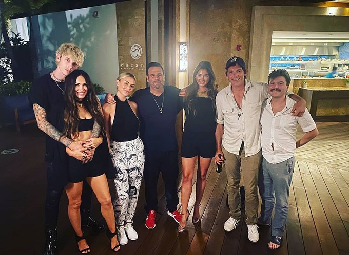 "bieu tuong" megan fox tinh tu nam tay bo tre khi ra nuoc ngoai quay phim hinh 2