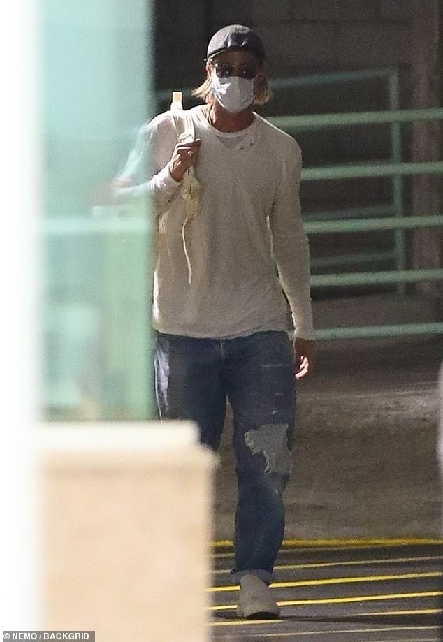 brad pitt mac do xue xoa ra pho sau khi lai xe mo to den tham nha vo cu hinh 1