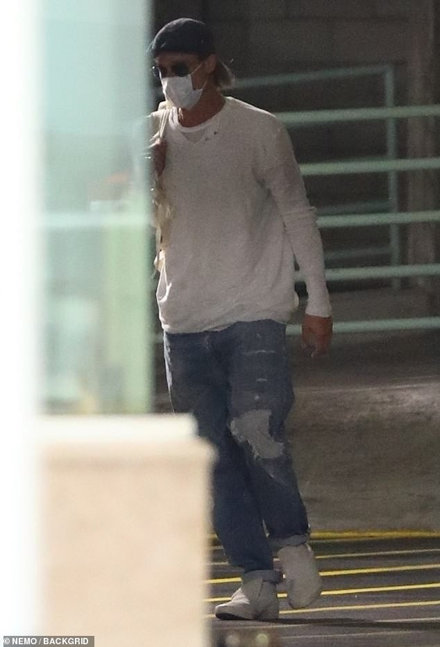 brad pitt mac do xue xoa ra pho sau khi lai xe mo to den tham nha vo cu hinh 2