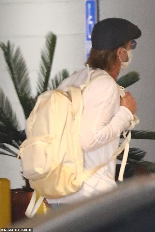 brad pitt mac do xue xoa ra pho sau khi lai xe mo to den tham nha vo cu hinh 3