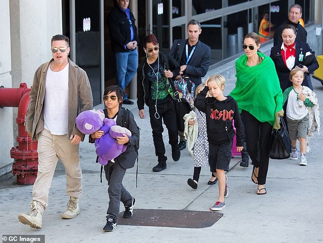 brad pitt mac do xue xoa ra pho sau khi lai xe mo to den tham nha vo cu hinh 6