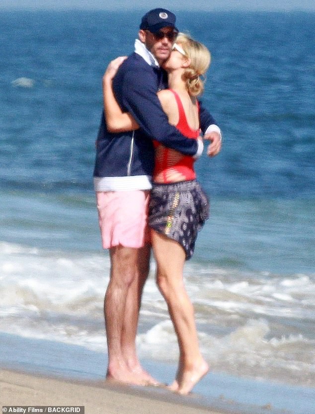 paris hilton mac ao tam do ruc, ngot ngao om hon ban trai tren bai bien hinh 2