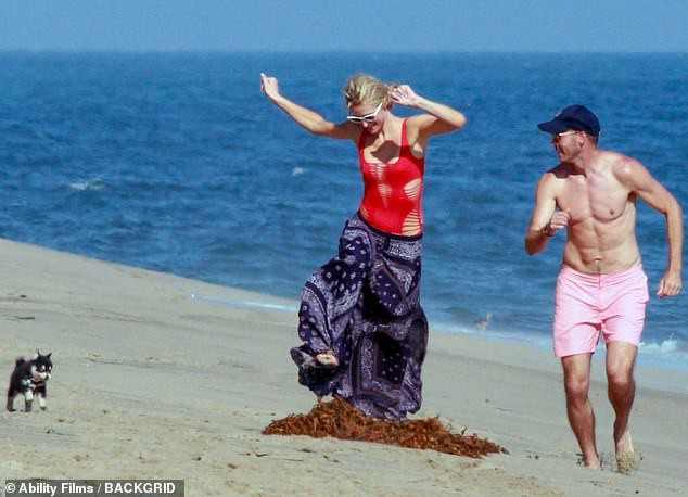 paris hilton mac ao tam do ruc, ngot ngao om hon ban trai tren bai bien hinh 3