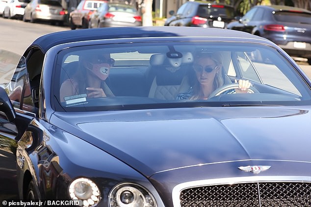 paris hilton mac ao tam do ruc, ngot ngao om hon ban trai tren bai bien hinh 5