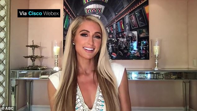 paris hilton mac ao tam do ruc, ngot ngao om hon ban trai tren bai bien hinh 7