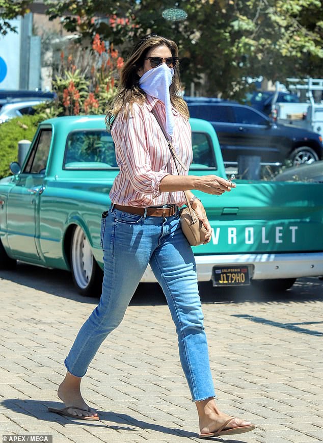 sieu mau cindy crawford phoi do tre trung ra pho o my hinh 2