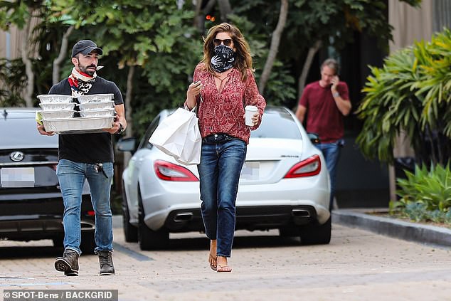 sieu mau cindy crawford phoi do tre trung ra pho o my hinh 8