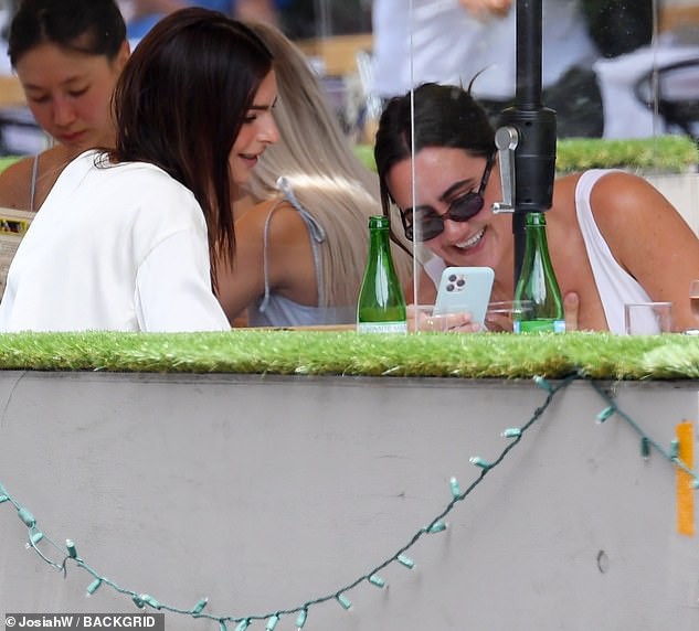 "chan dai" emily ratajkowski dieu da dat thu cung ra pho di dao hinh 8