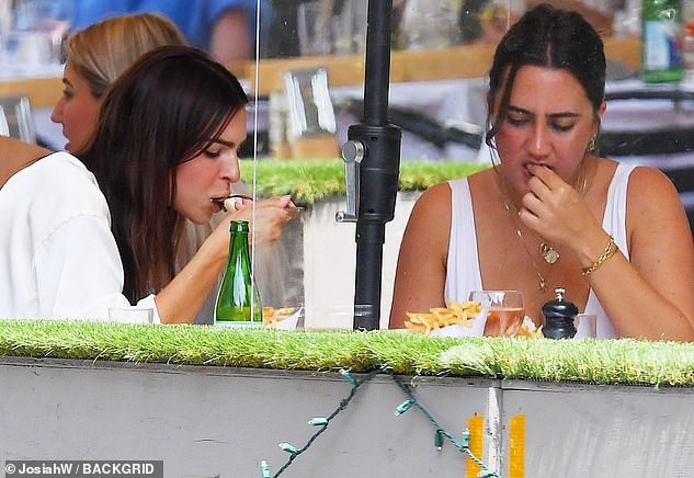 "chan dai" emily ratajkowski dieu da dat thu cung ra pho di dao hinh 9